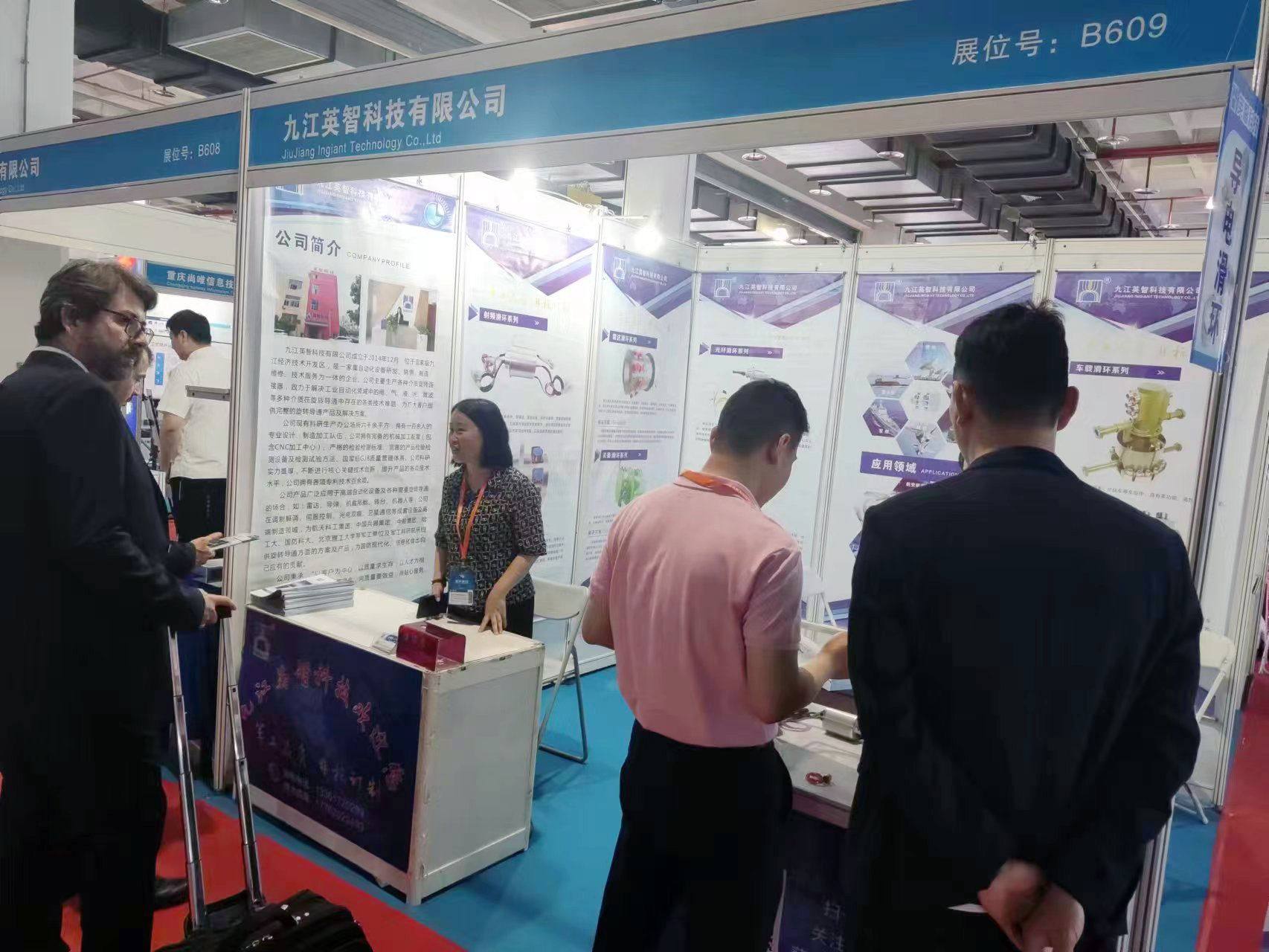 英智科技在第十二届中国国防信息化装备与技术博览会与客户沟通